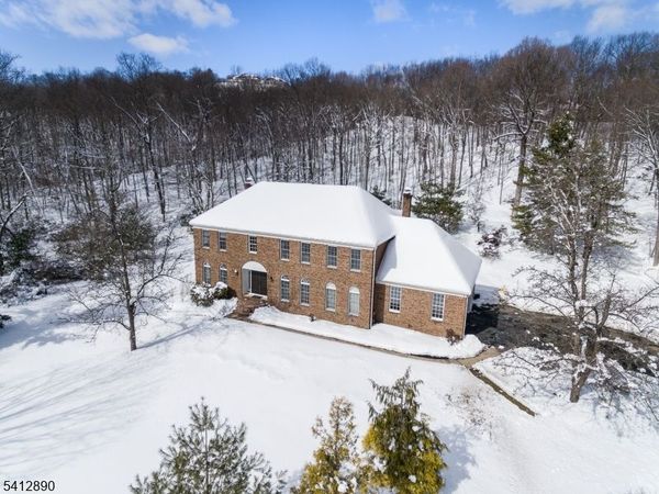 11 Clearwater Dr, Kinnelon, NJ 07405