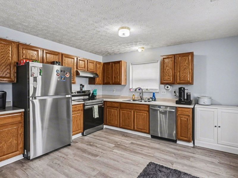 793 Crevis Lane, Columbus, OH 43228 Photo 4