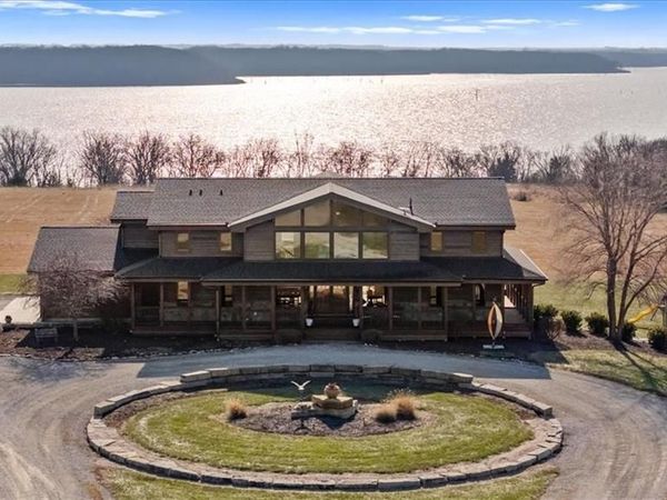 521 N 1450th Road, Lawrence, KS 66049