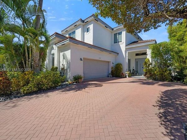 1615 NE 196th St , Miami, FL 33179