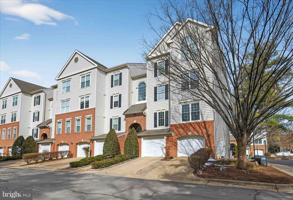 4667 Longstreet Lane, Unit 106, Alexandria, VA 22311 Main Photo