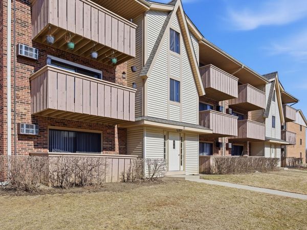 13 CEDAR Court , Unit 5, Vernon Hills, IL 60061