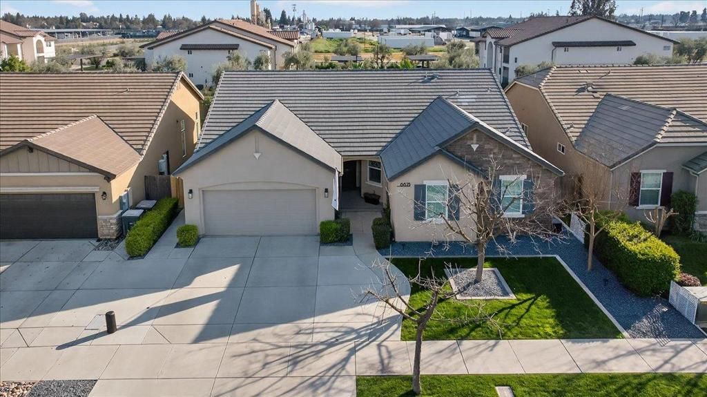 6625 W Vine Court, Visalia, CA 93291 Main Photo
