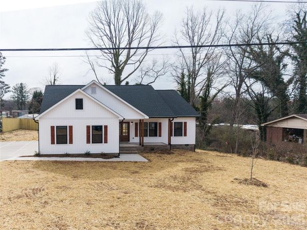 1949 Colonial Lane , Hickory, NC 28601