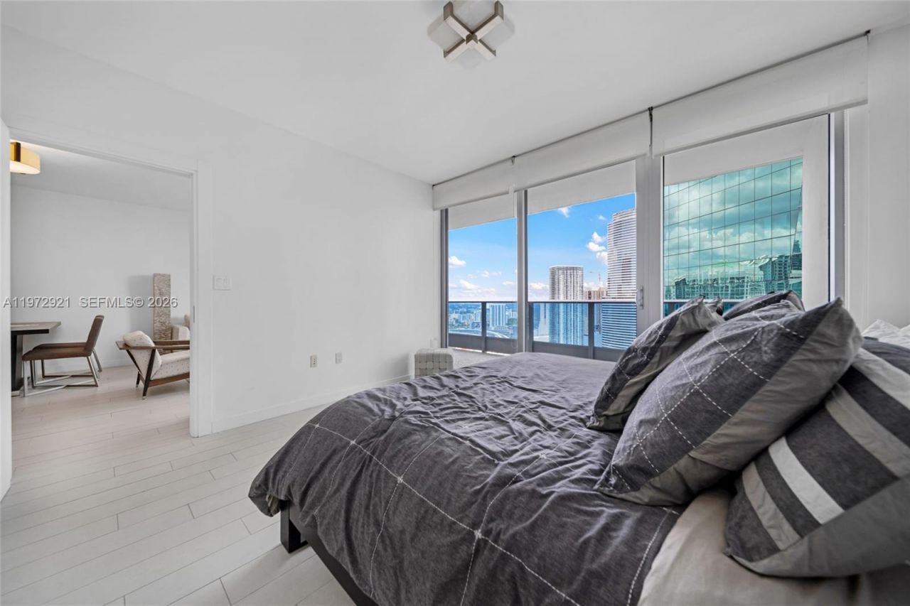 200 Biscayne Boulevard Way , Unit 3811, Miami, FL 33131 Photo