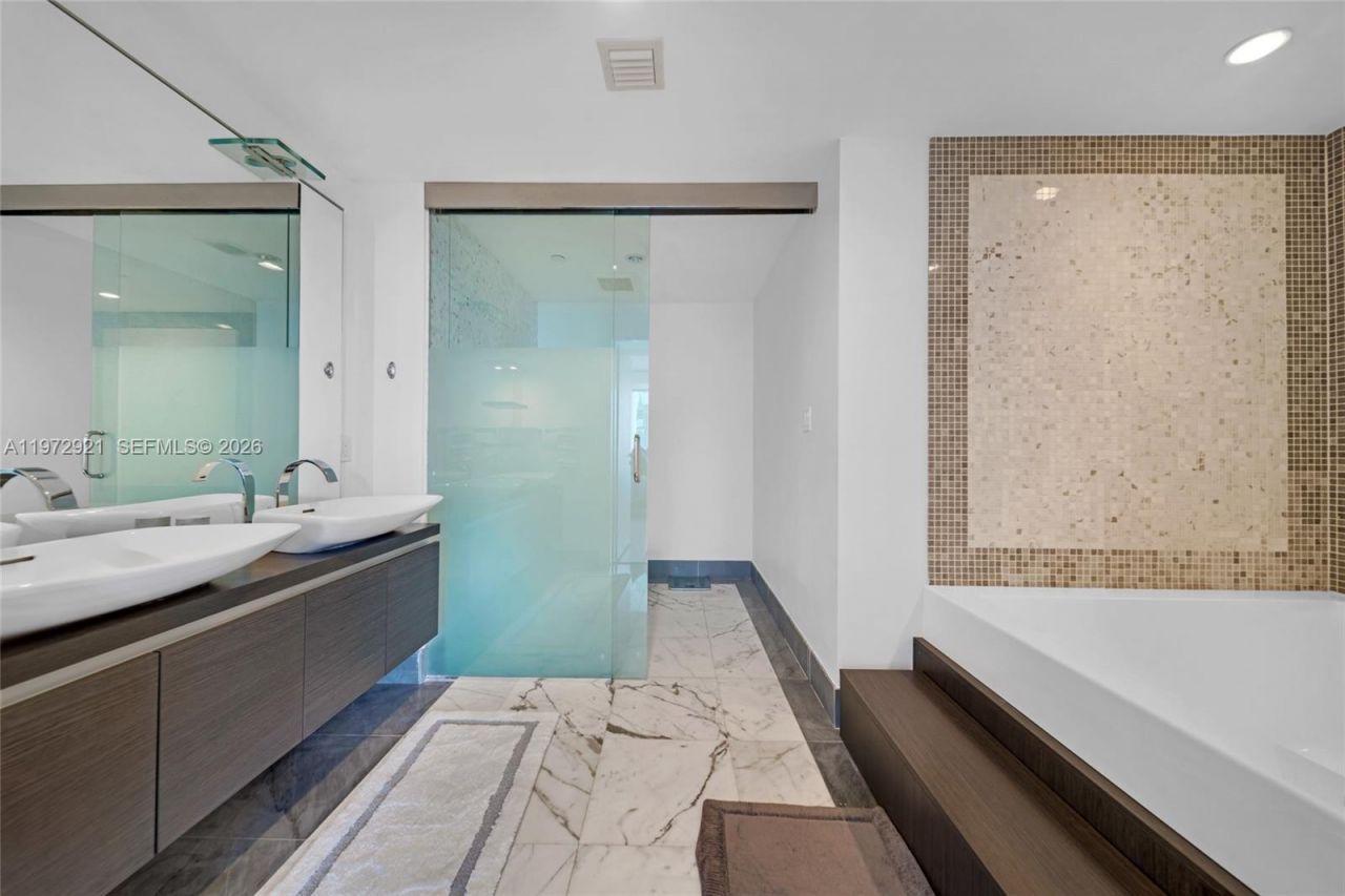 200 Biscayne Boulevard Way , Unit 3811, Miami, FL 33131 Photo