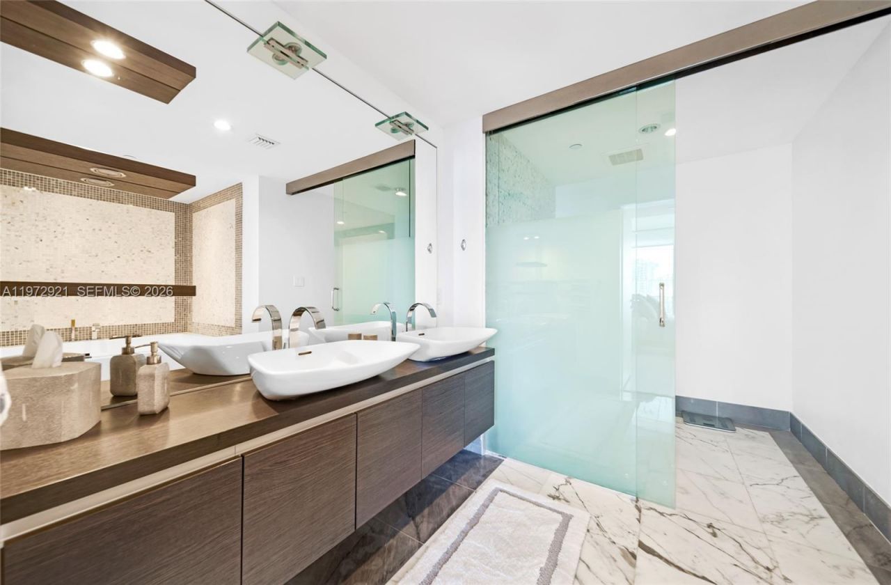 200 Biscayne Boulevard Way , Unit 3811, Miami, FL 33131 Photo