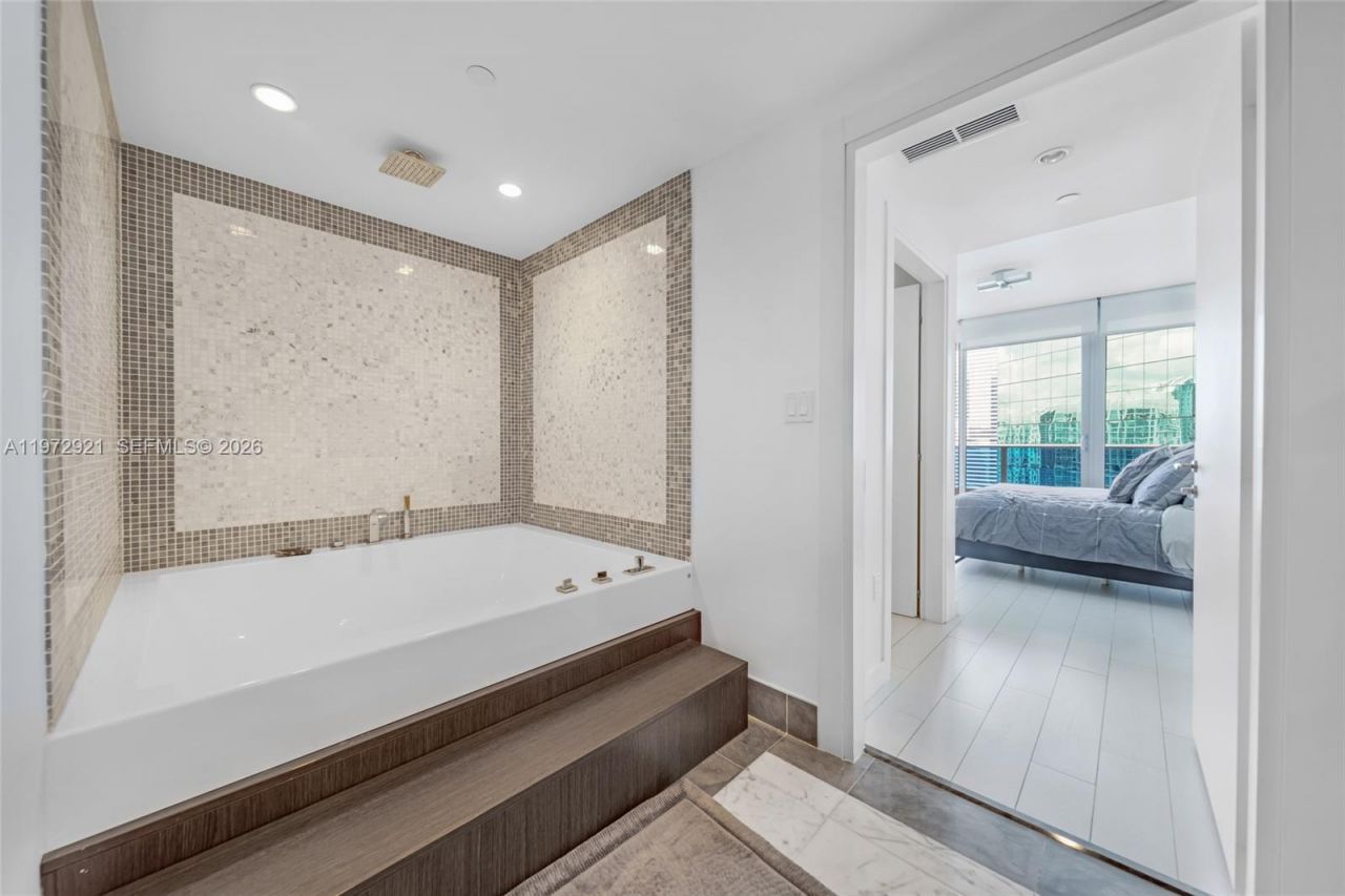 200 Biscayne Boulevard Way , Unit 3811, Miami, FL 33131 Photo