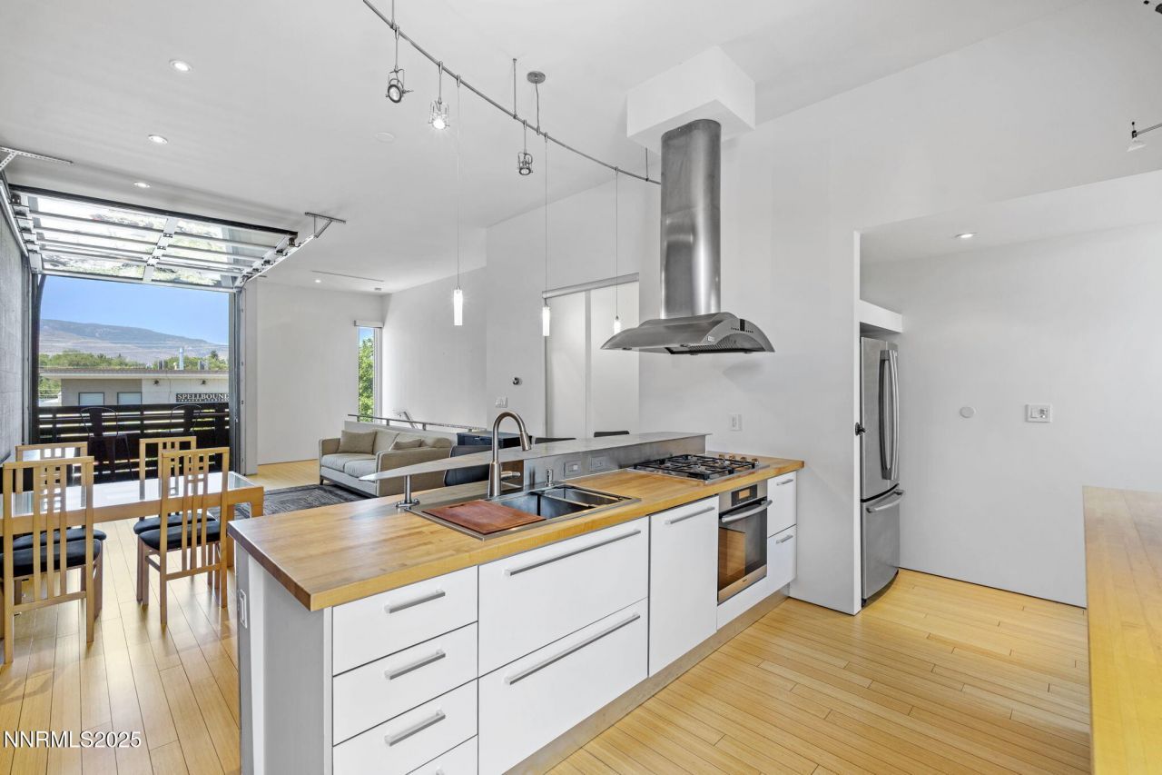 880 S Center Street, Reno, NV 89501 Photo