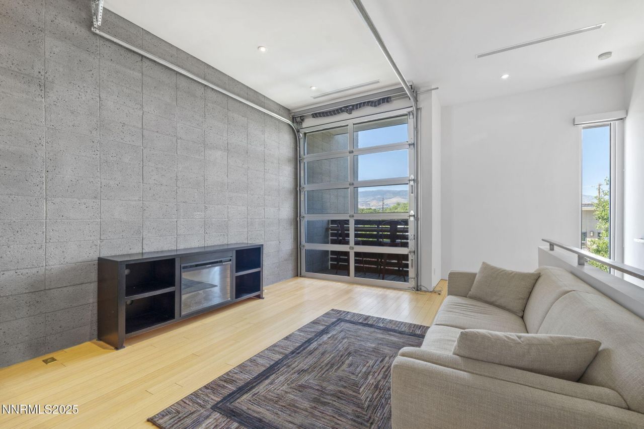 880 S Center Street, Reno, NV 89501 Photo