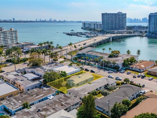 2125 Bay Dr , Miami Beach, FL 33141