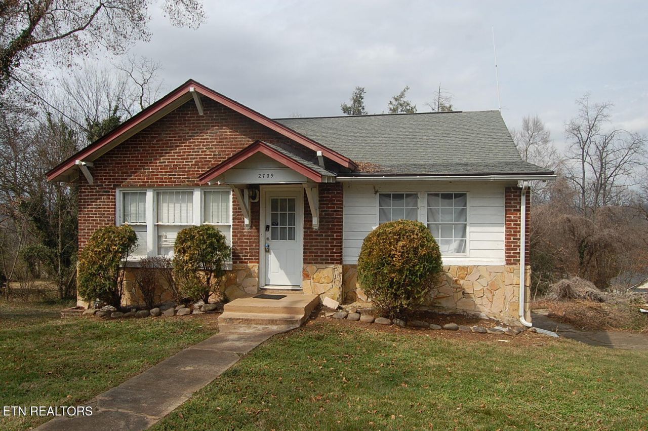 2709 Washington Pike, Knoxville, TN 37917 Main Photo