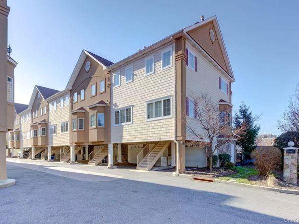 330 Maple Avenue, Unit 17, Westbury, NY 11590