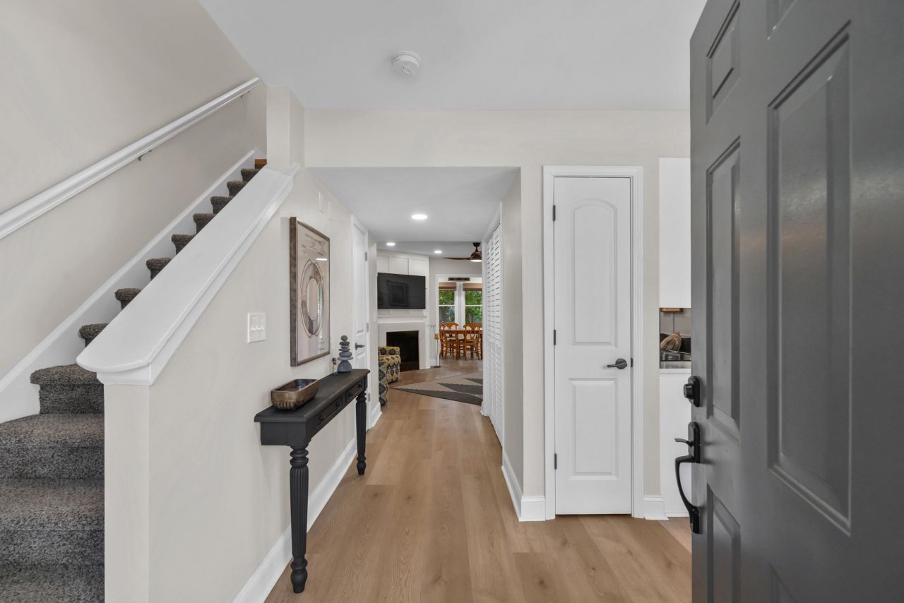 12 Shadow Moss Pl.  Photo 4