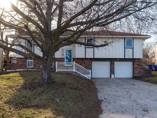 9118 Robinson Street, Overland Park, KS 66212