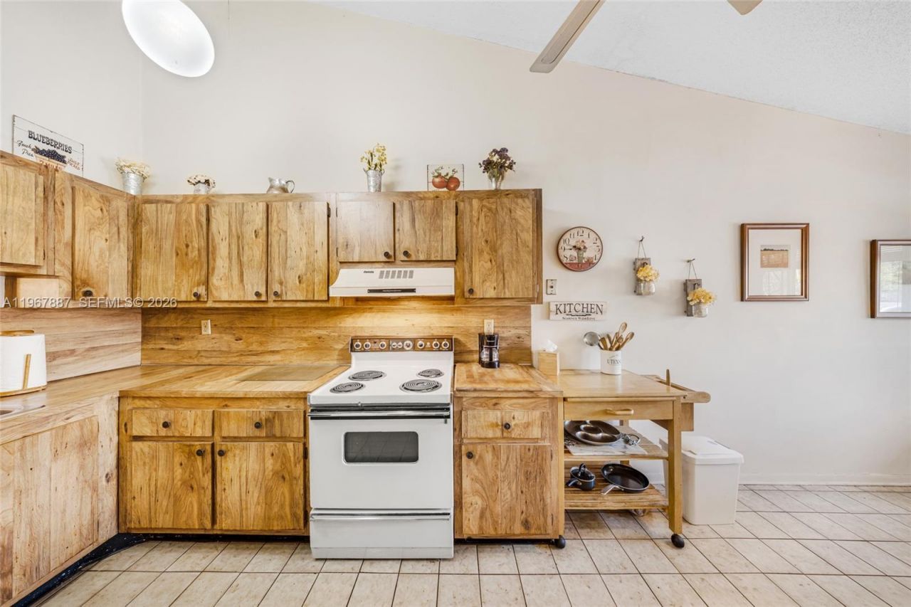 567 NE 199th Ter, Unit 1S, Miami, FL 33179 Photo