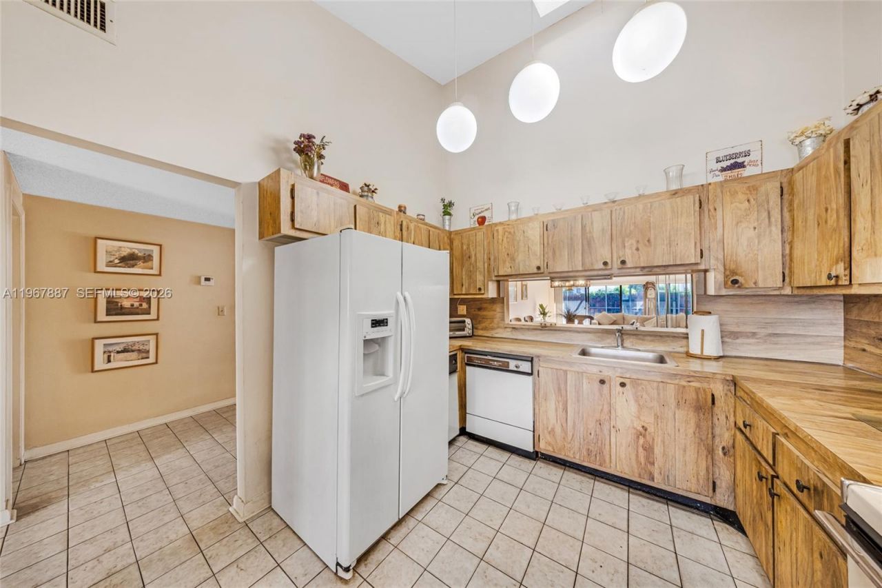 567 NE 199th Ter, Unit 1S, Miami, FL 33179 Photo