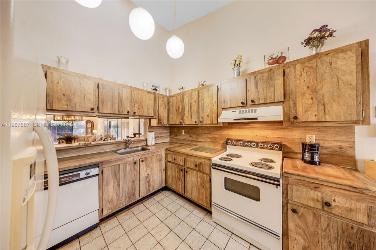 567 NE 199th Ter, Unit 1S, Miami, FL 33179 Photo