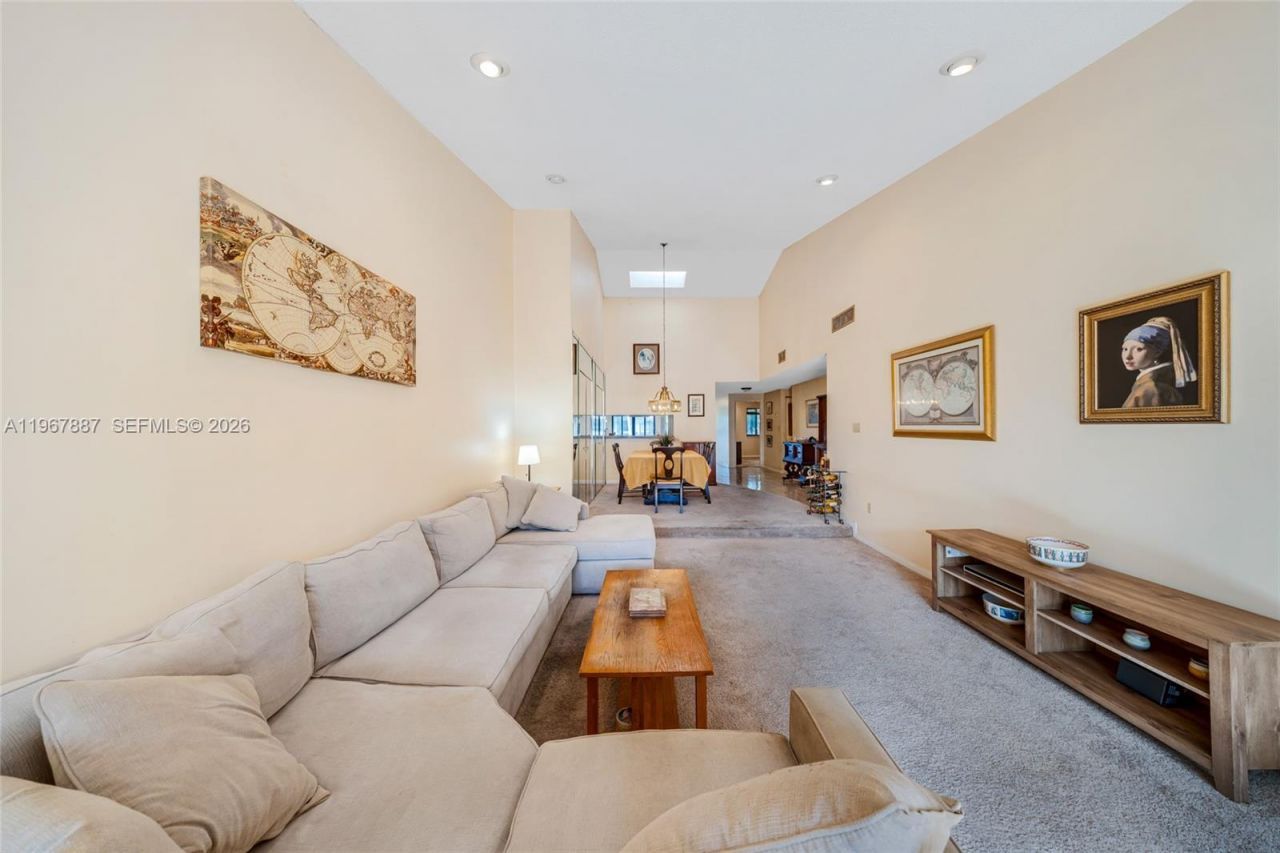 567 NE 199th Ter, Unit 1S, Miami, FL 33179 Photo