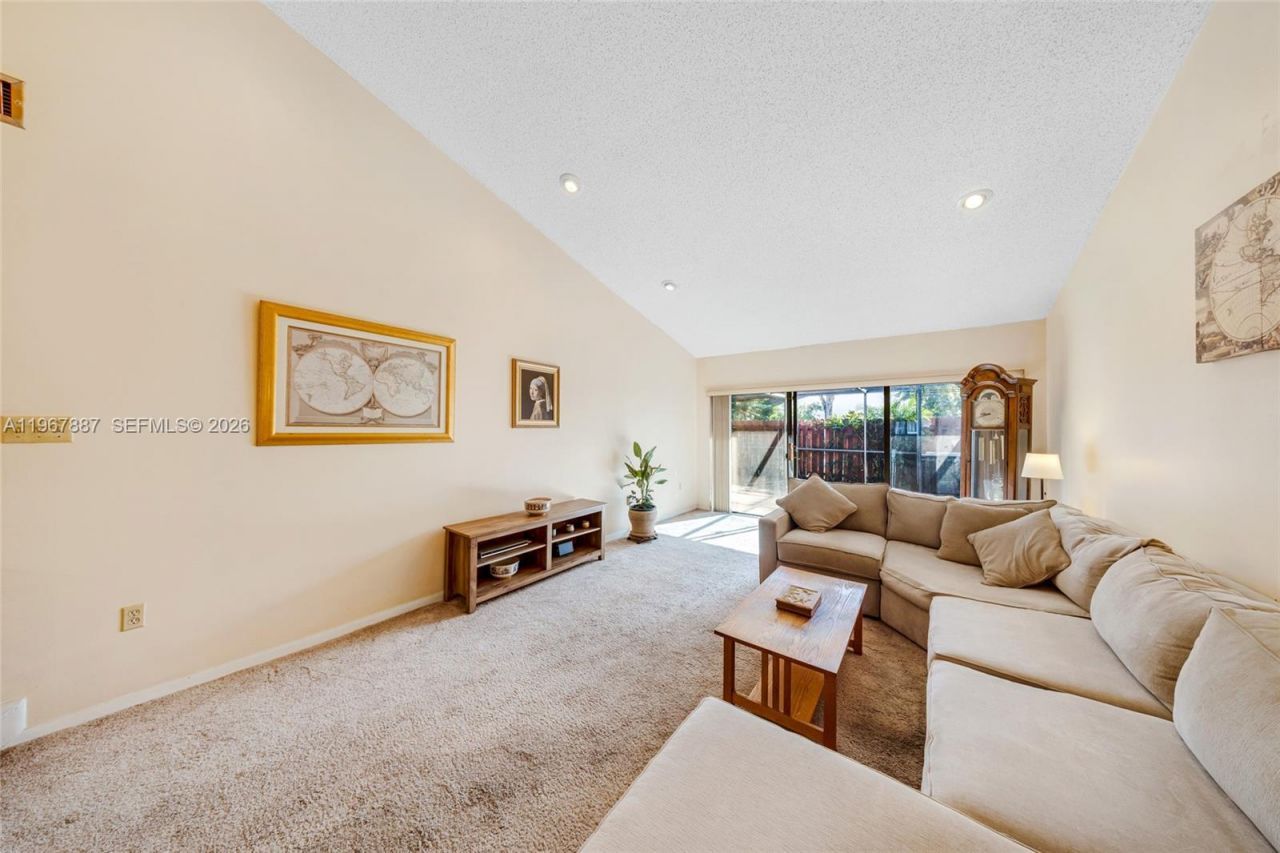 567 NE 199th Ter, Unit 1S, Miami, FL 33179 Photo