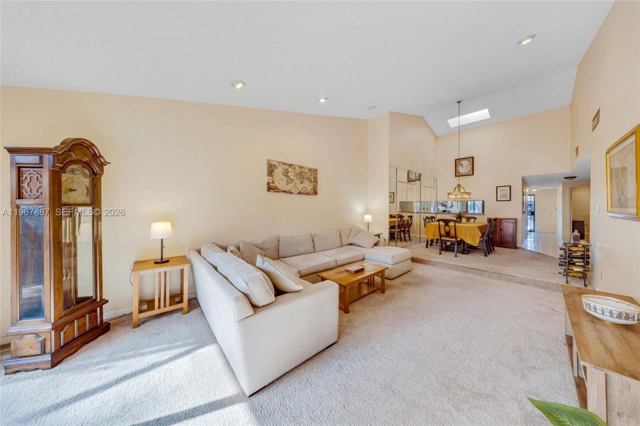 567 NE 199th Ter, Unit 1S, Miami, FL 33179 Photo