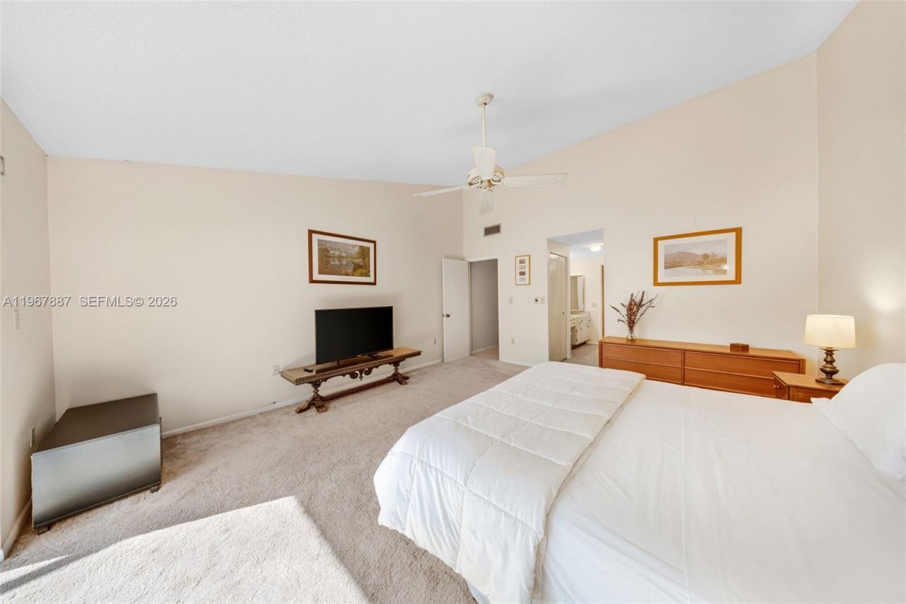 567 NE 199th Ter, Unit 1S, Miami, FL 33179 Photo