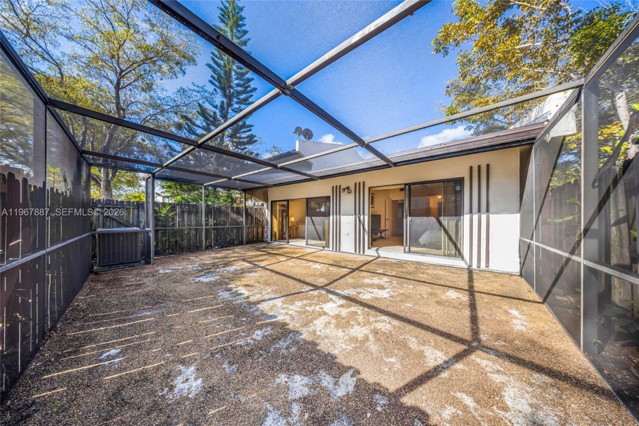 567 NE 199th Ter, Unit 1S, Miami, FL 33179 Photo