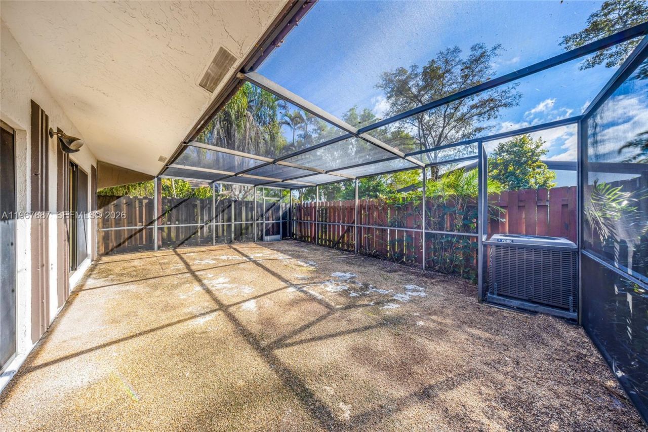 567 NE 199th Ter, Unit 1S, Miami, FL 33179 Photo