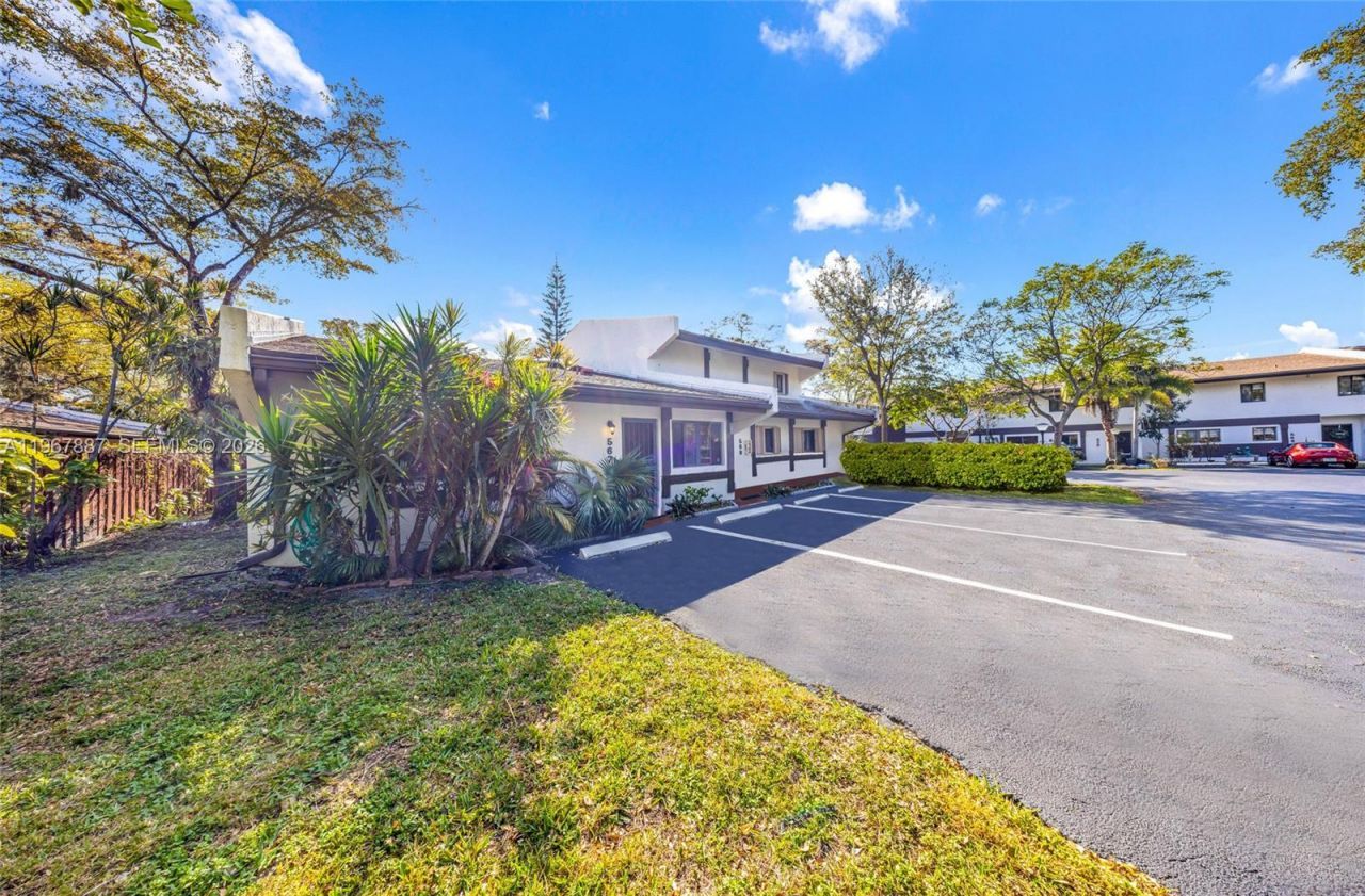 567 NE 199th Ter, Unit 1S, Miami, FL 33179 Photo