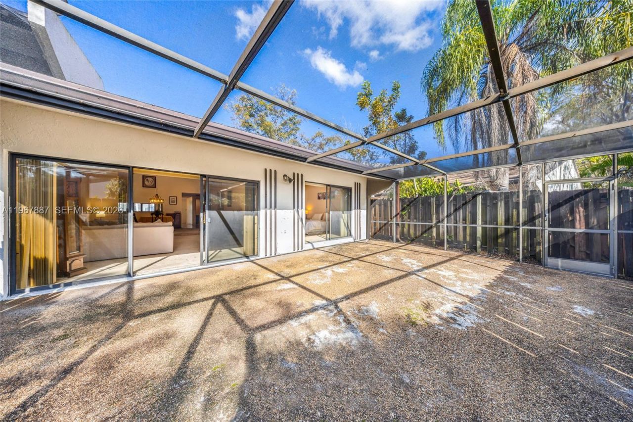 567 NE 199th Ter, Unit 1S, Miami, FL 33179 Photo