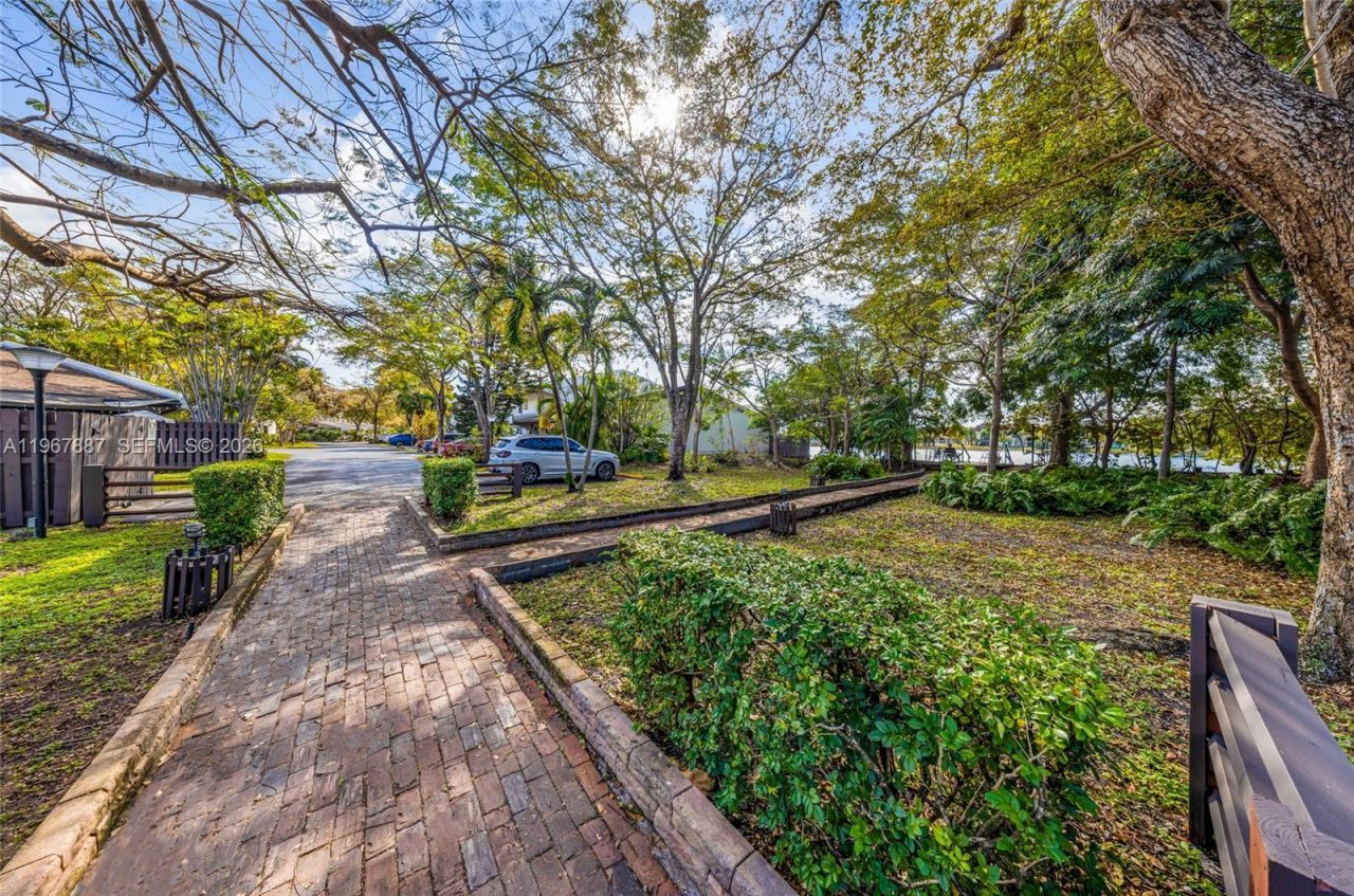 567 NE 199th Ter, Unit 1S, Miami, FL 33179 Photo