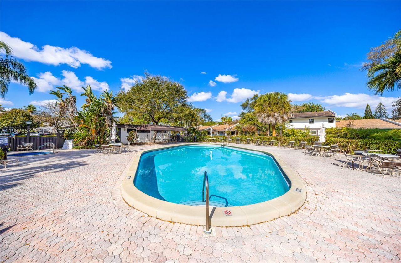 567 NE 199th Ter, Unit 1S, Miami, FL 33179 Photo