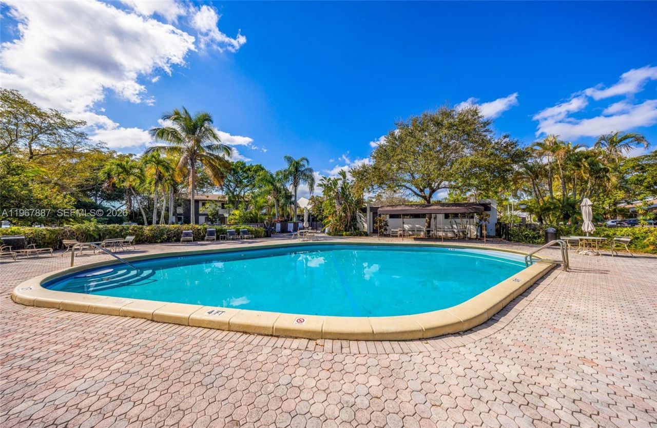 567 NE 199th Ter, Unit 1S, Miami, FL 33179 Photo