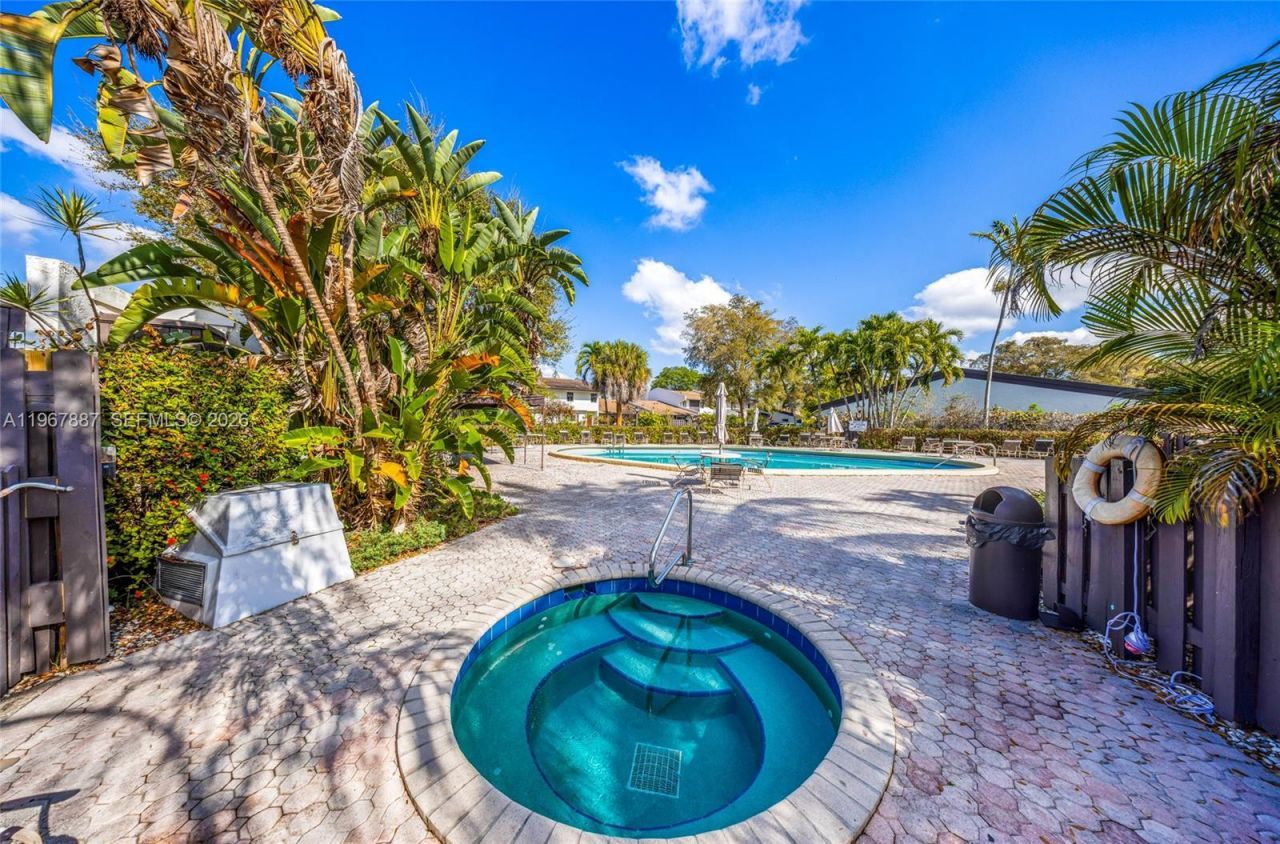 567 NE 199th Ter, Unit 1S, Miami, FL 33179 Photo