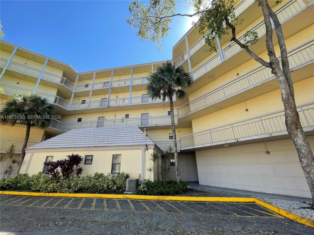 8290 Lake Dr , Unit 116, Doral, FL 33166 Photo