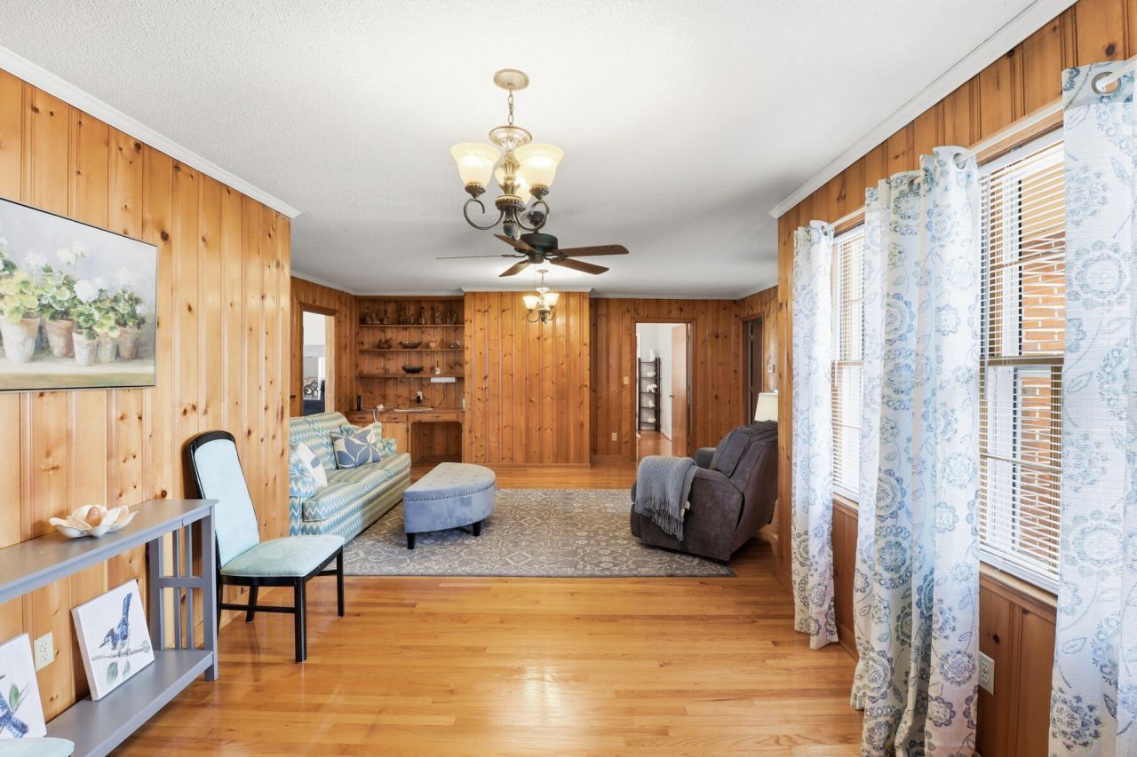 319 E Hampton Street Photo 11