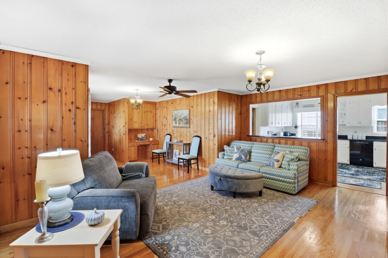 319 E Hampton Street Photo 11