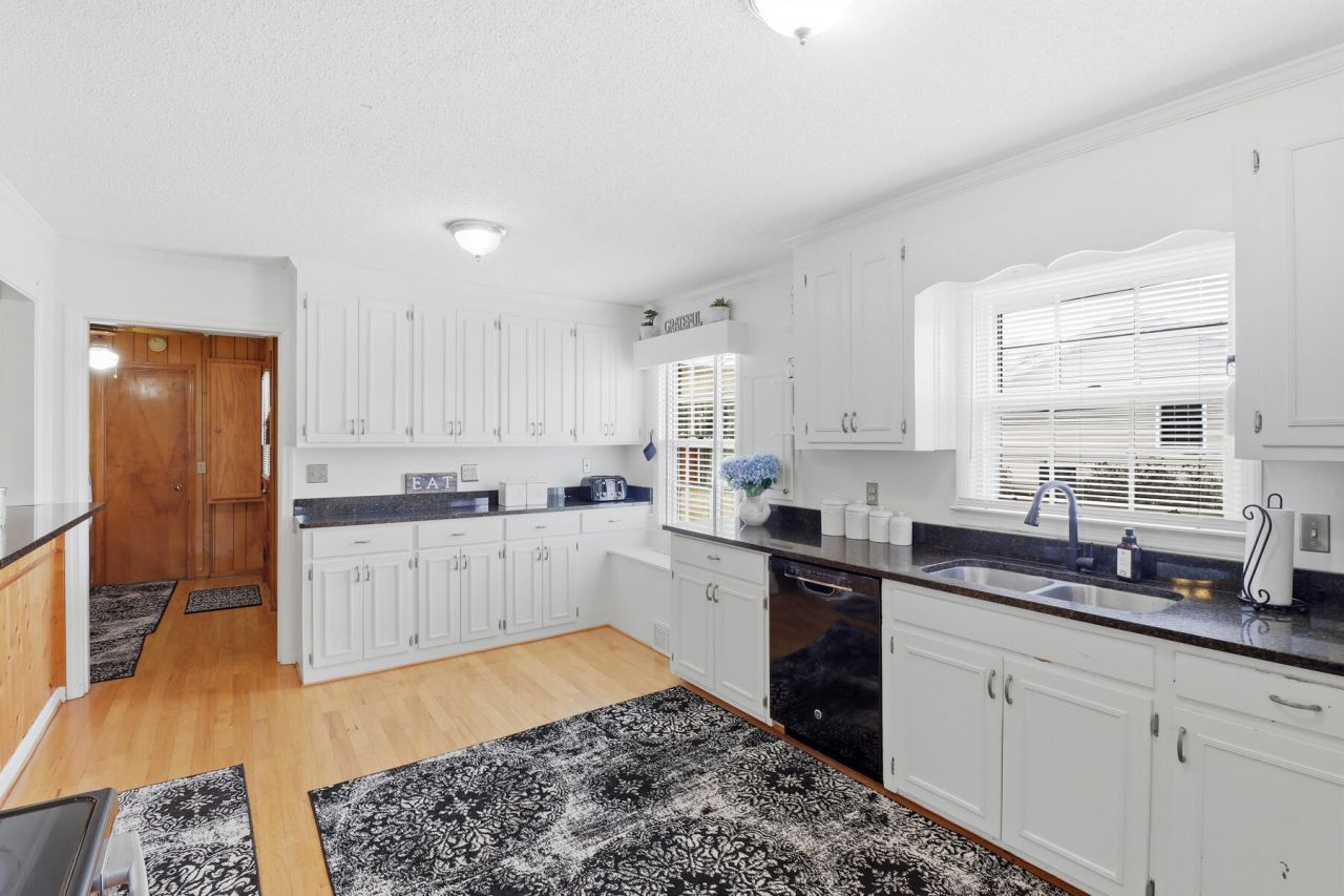 319 E Hampton Street Photo 13