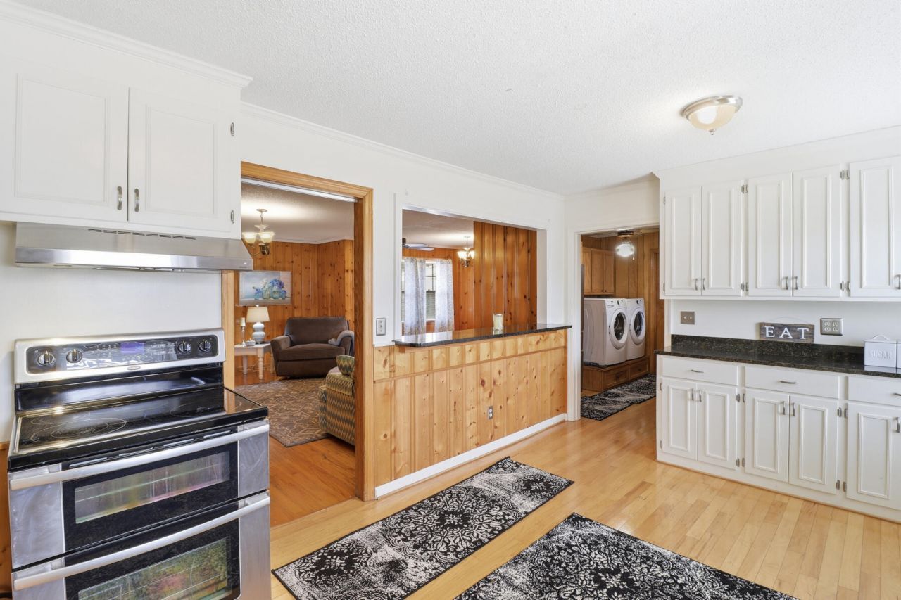 319 E Hampton Street Photo 13