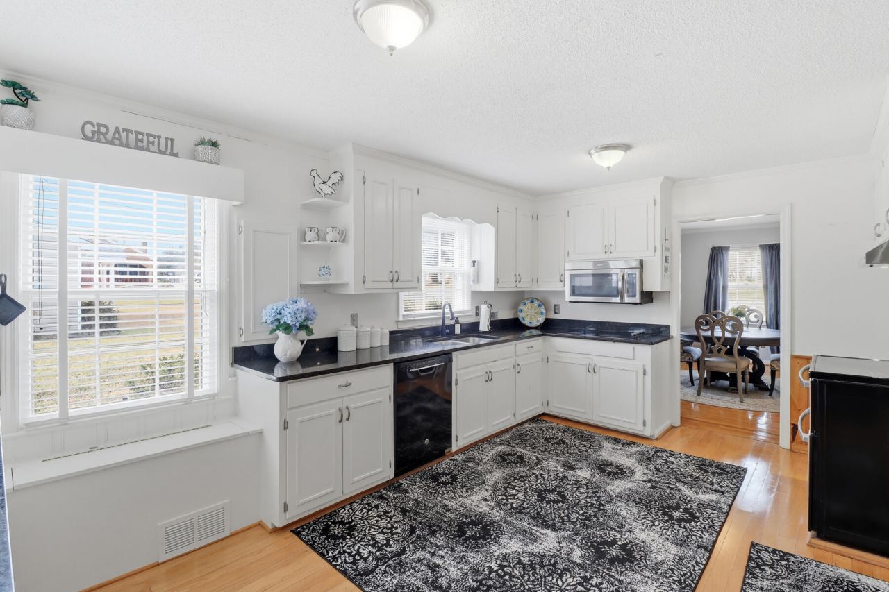 319 E Hampton Street Photo 14