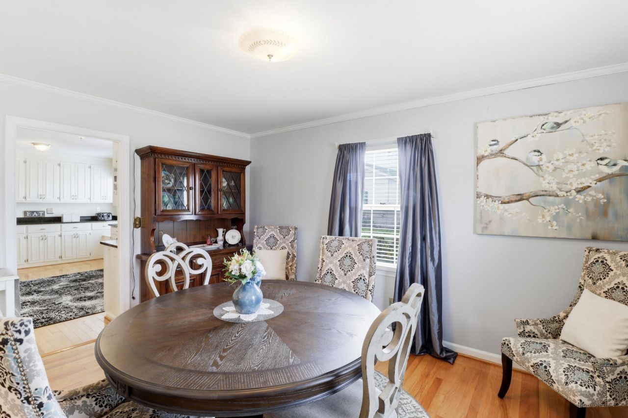 319 E Hampton Street Photo 18