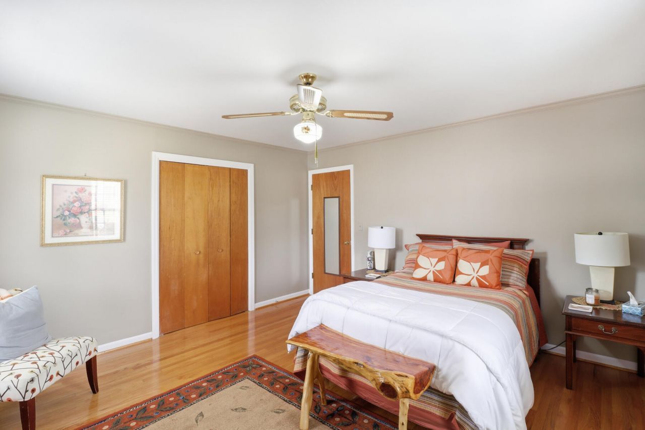 319 E Hampton Street Photo 20