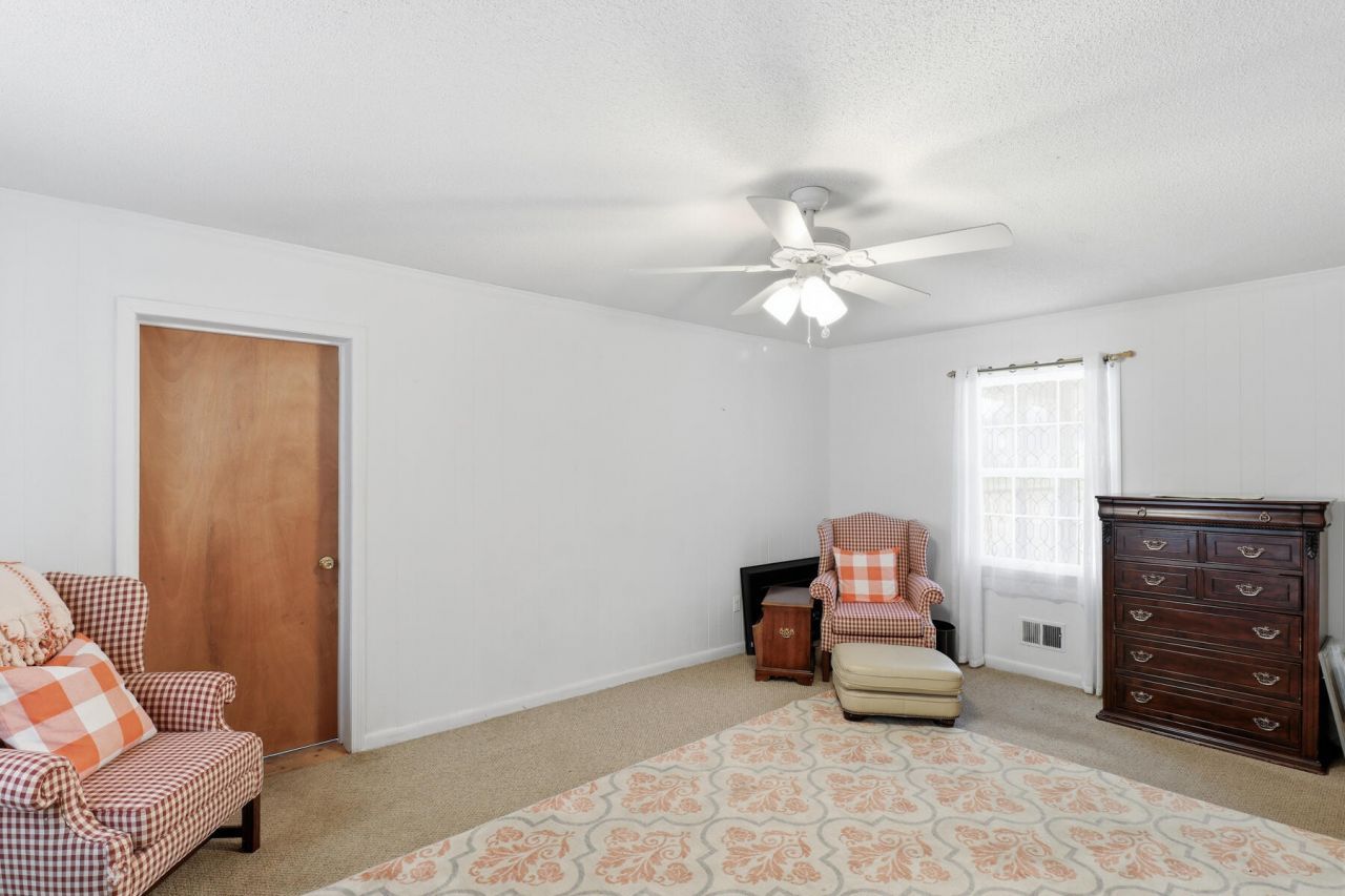 319 E Hampton Street Photo 22