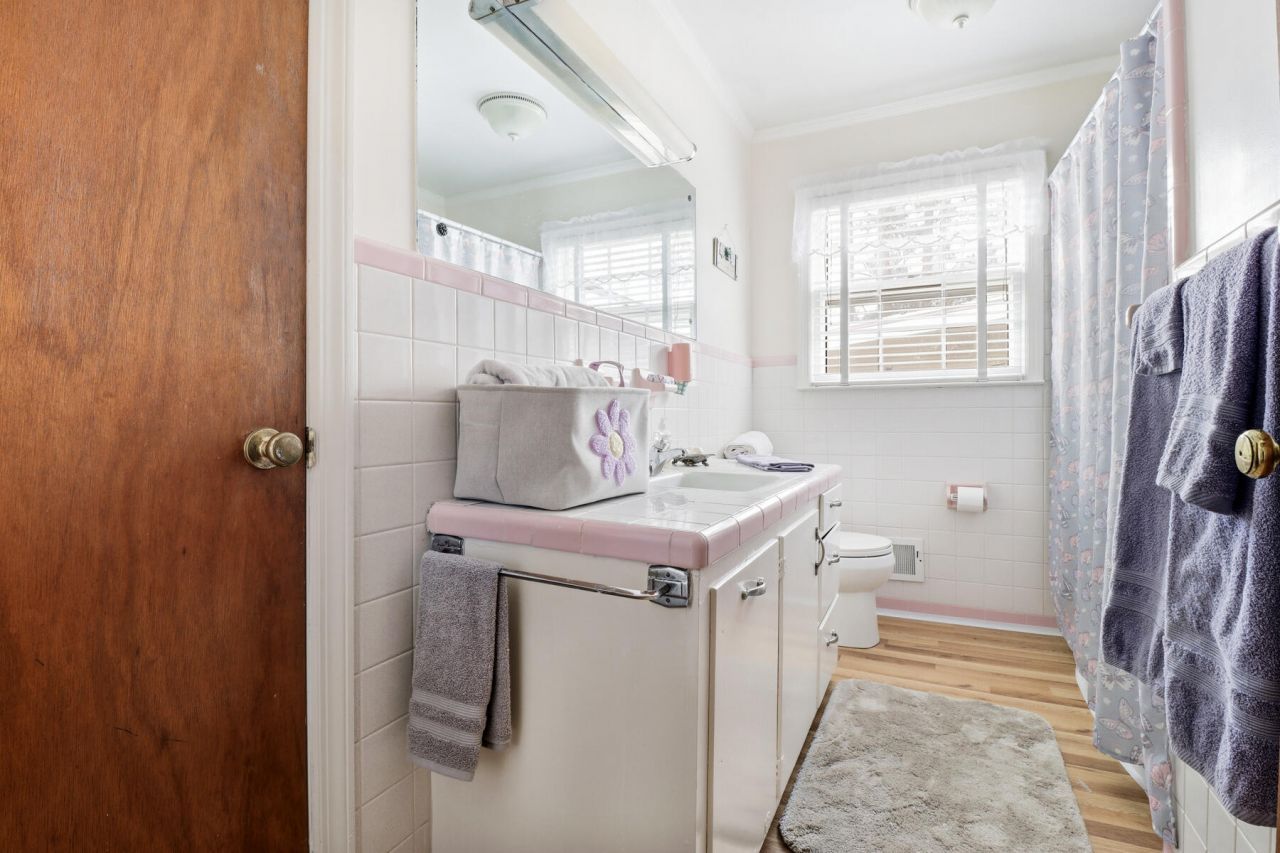 319 E Hampton Street Photo 23