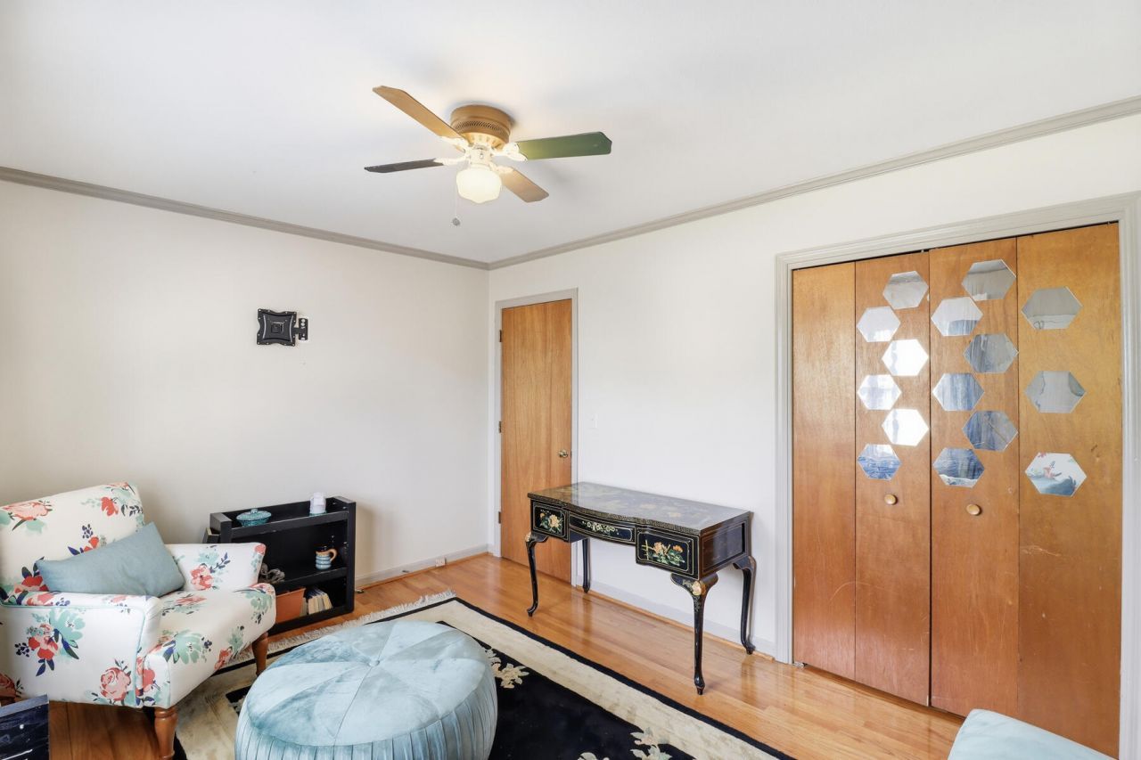 319 E Hampton Street Photo 24