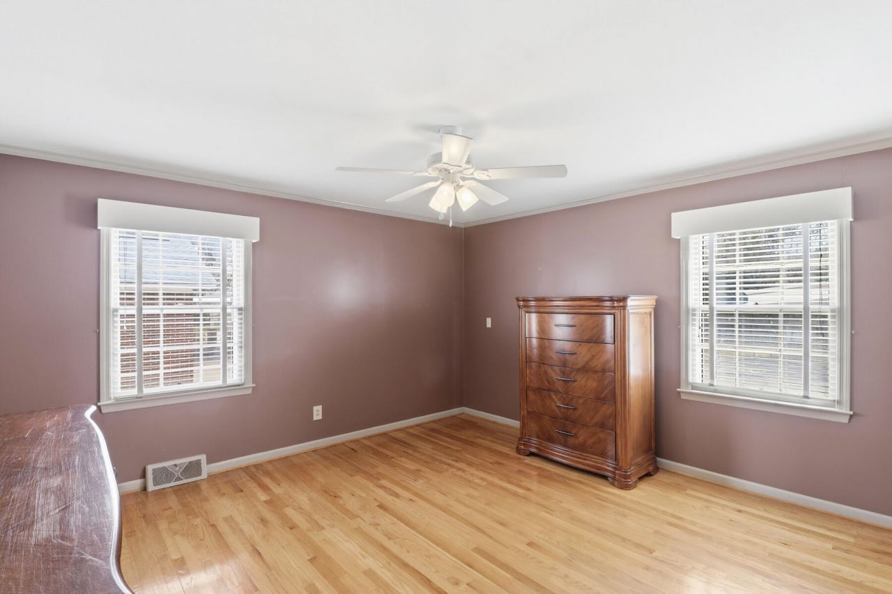 319 E Hampton Street Photo 28