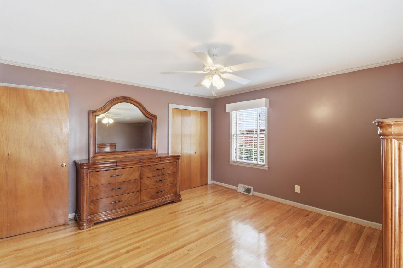 319 E Hampton Street Photo 28