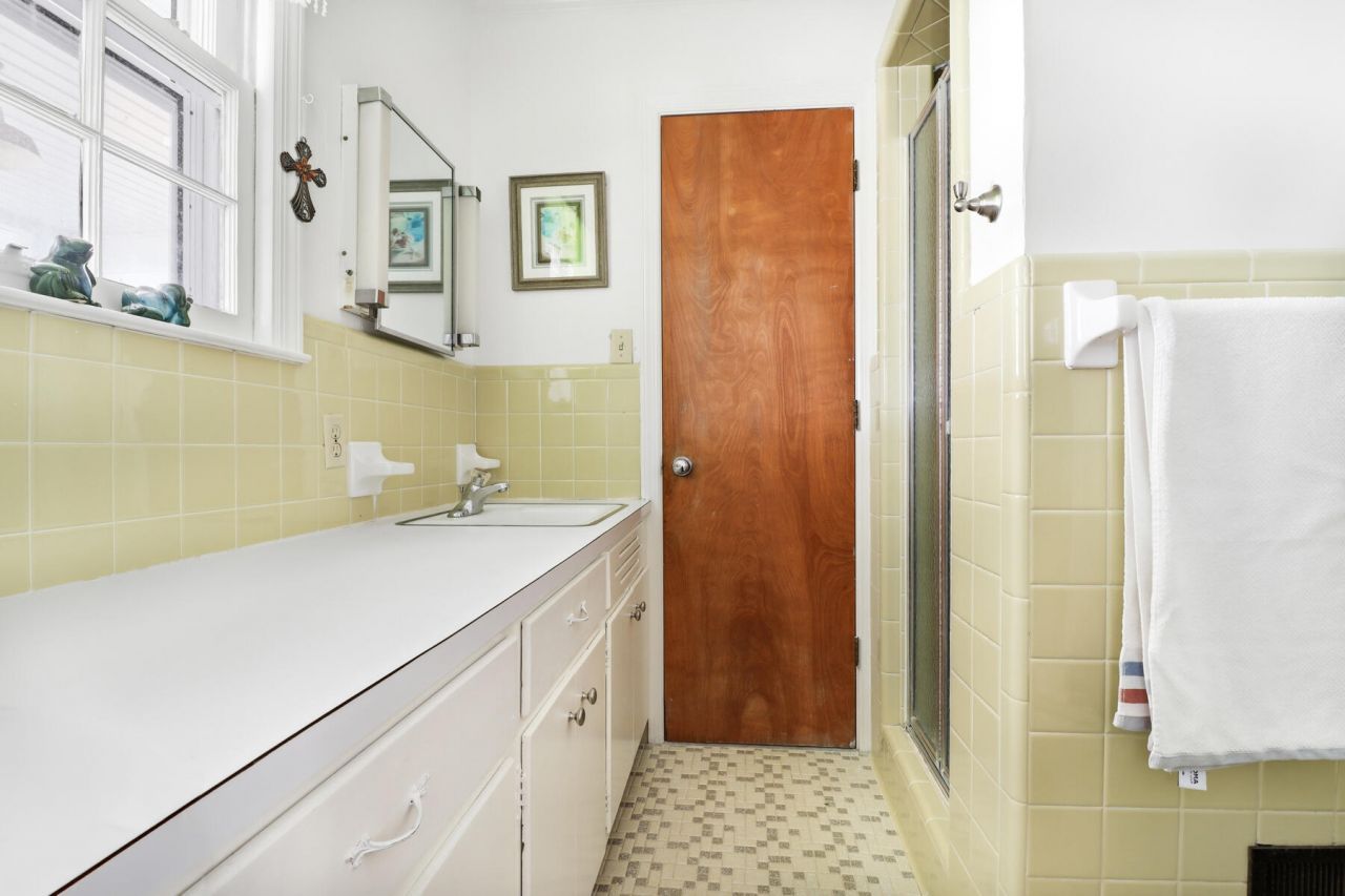 319 E Hampton Street Photo 30