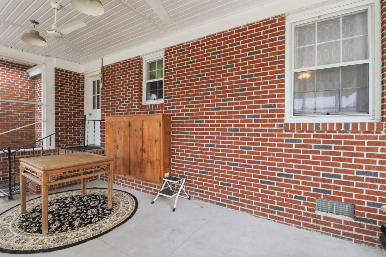 319 E Hampton Street Photo 4