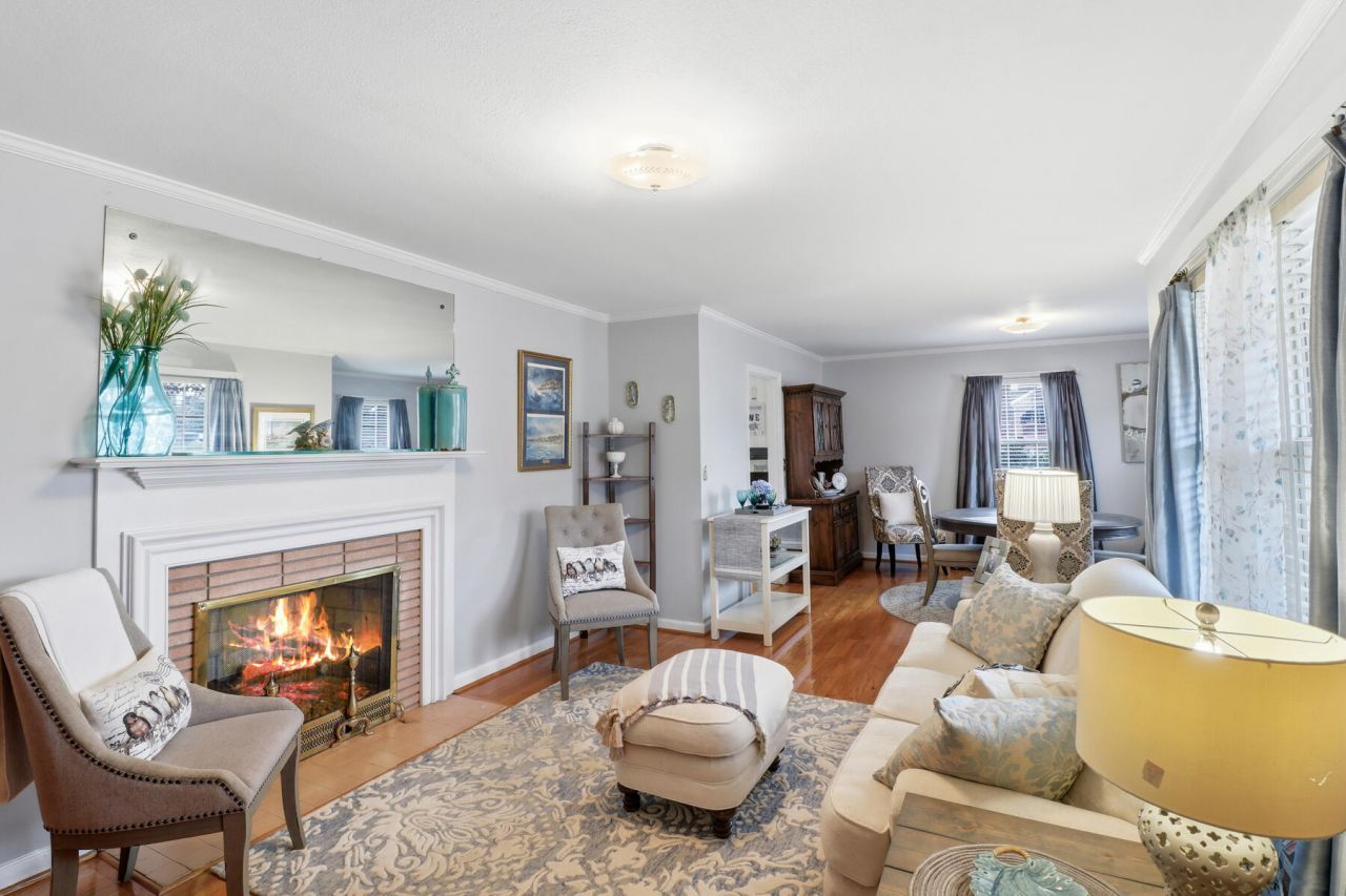 319 E Hampton Street Photo 6